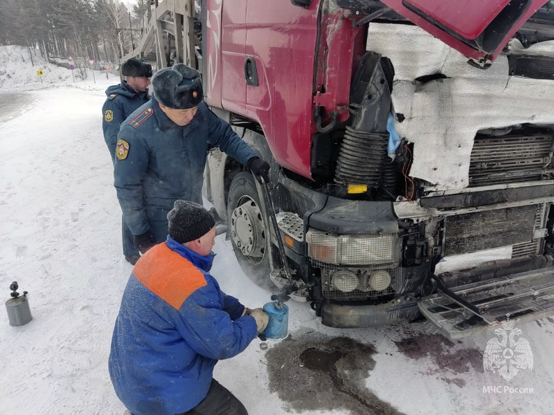 На трассе в Бурятии помогли дальнобойщику из Татарстана и семейной паре