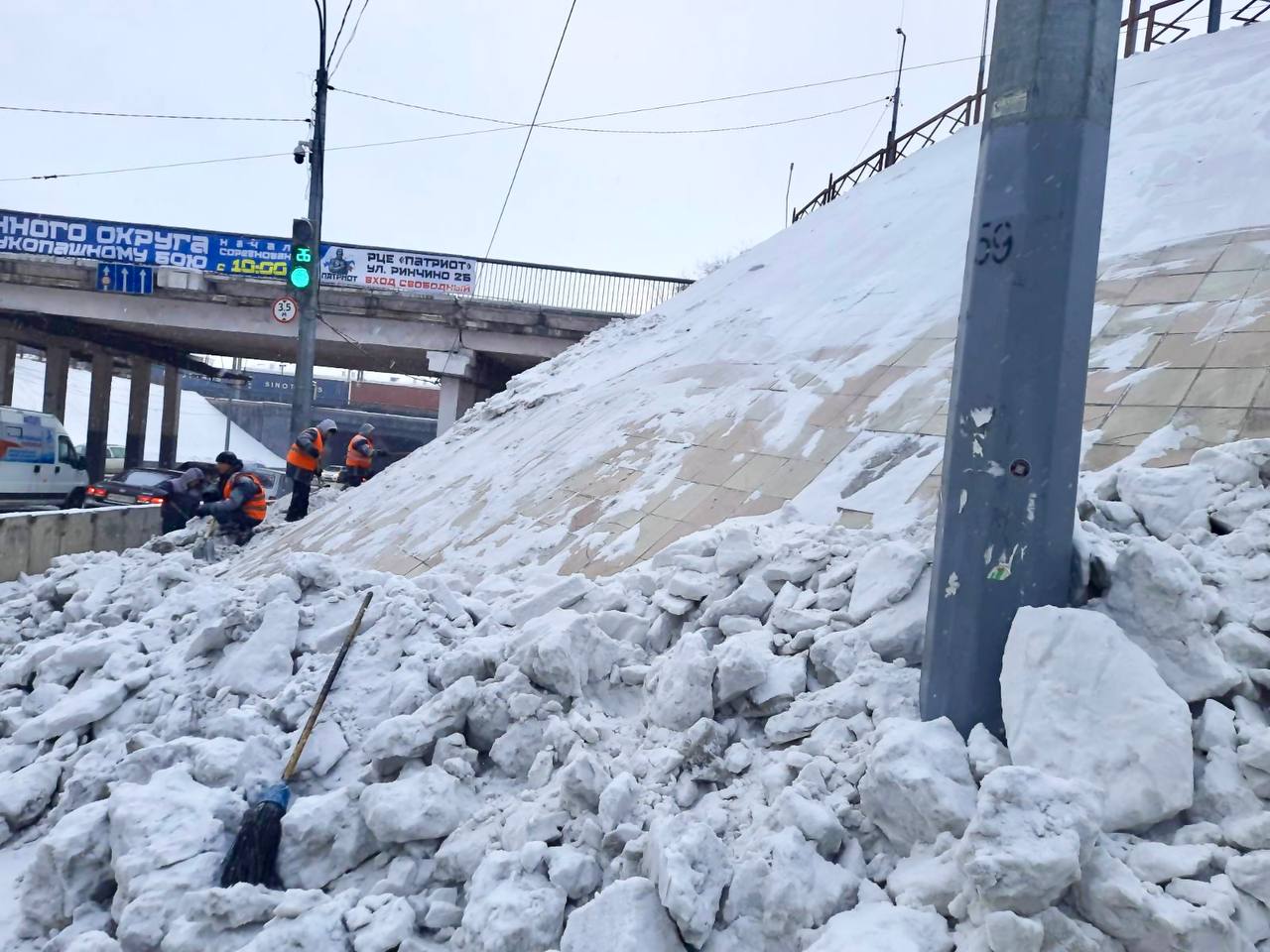 В Улан-Удэ коммунальщики очистят от снега откосы на Элеваторе
