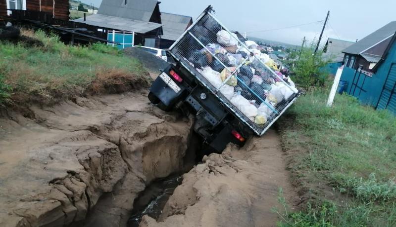 В районе Бурятии грузовик провалился в огромную яму