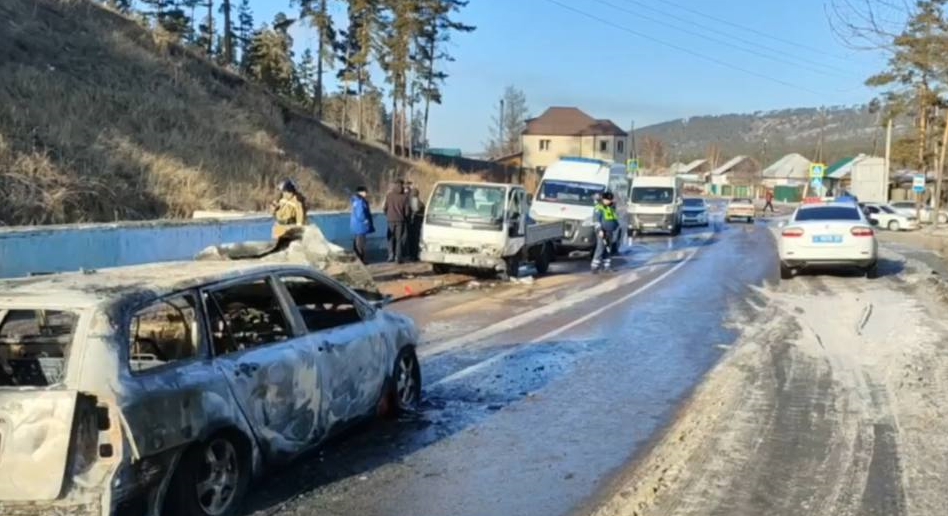 В Улан-Удэ после ДТП вспыхнул автомобиль автоледи без прав