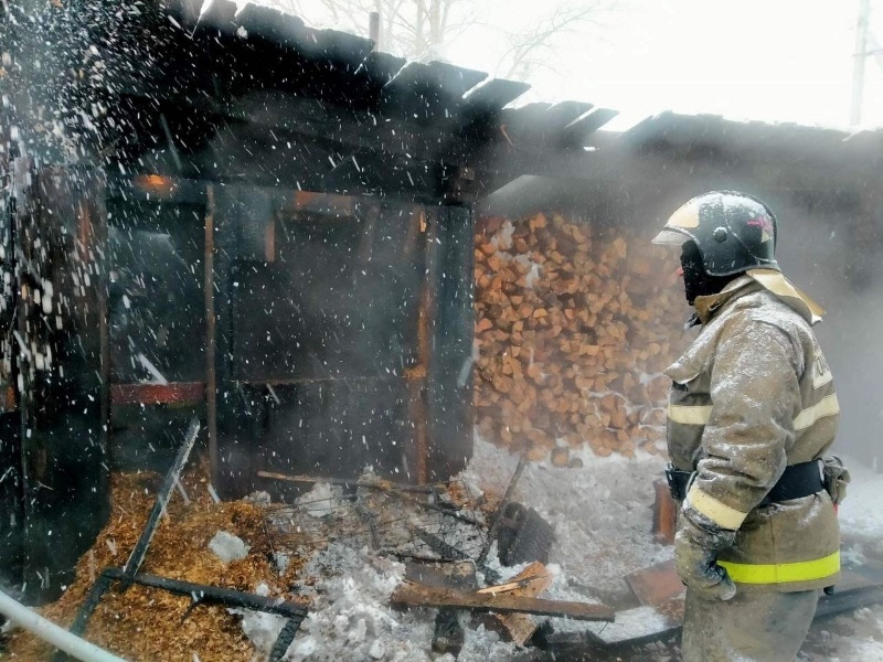 Житель Бурятии лишился гаража и автомобиля из-за пожара