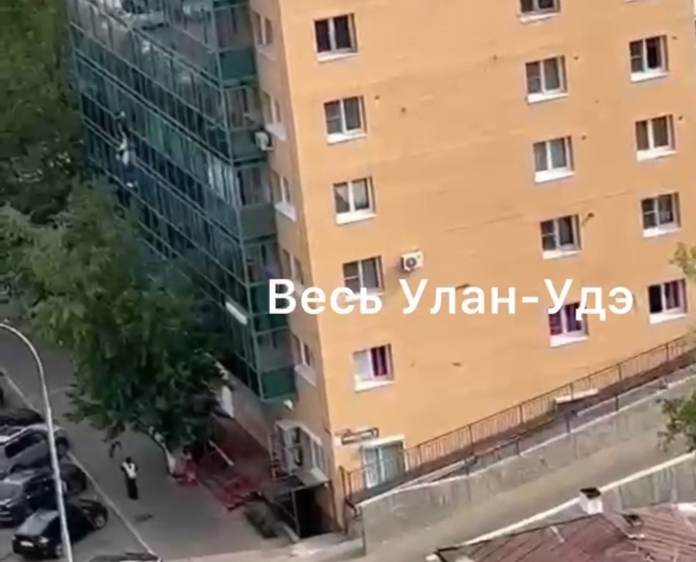 В Улан-Удэ девушка выпала с балкона третьего этажа