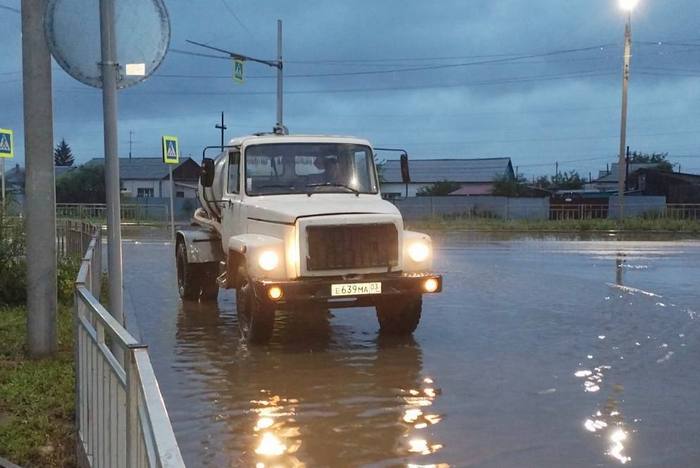 Воду с улиц Улан-Удэ откачивают с 4 утра 