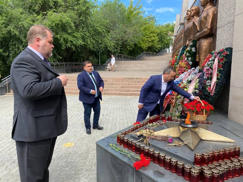 Делегация Узбекистана возложила цветы к Мемориалу Победы в Улан-Удэ