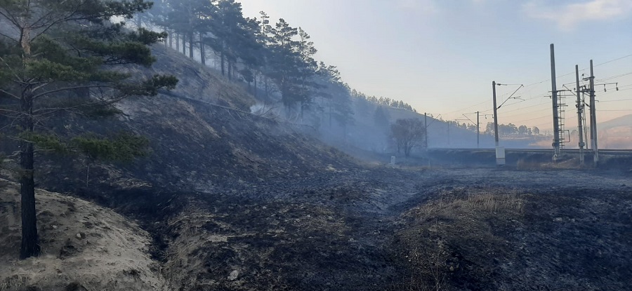 В лесничестве Улан-Удэ тушили лесной пожар возле железной дороги