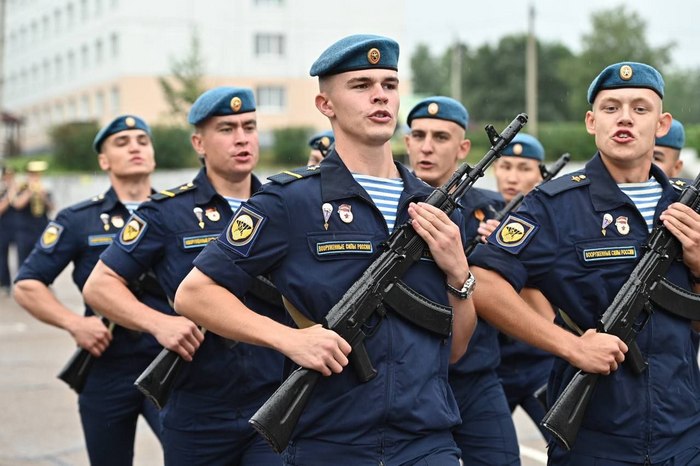 Алексей Цыденов поздравил десантников 
