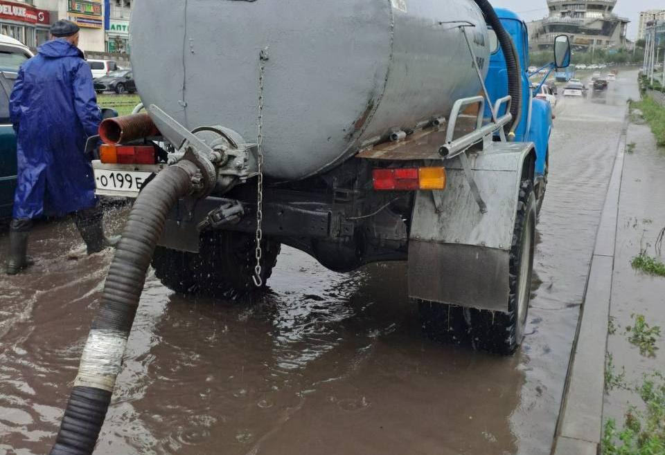 Коммунальщики откачивают воду в разных точках Улан-Удэ