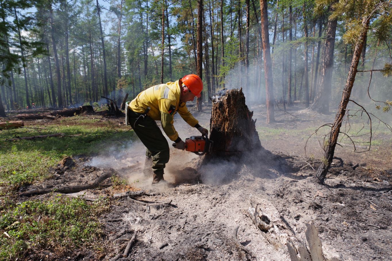 Авиалесоохрана Бурятии продолжает помогать тушить пожары в Магаданской области