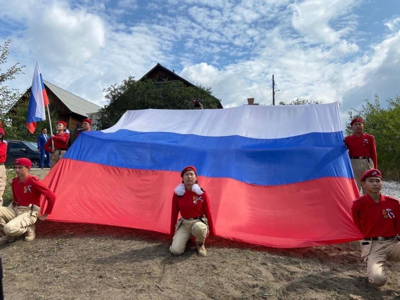 На месте основания Улан-Удэ развернули флаг России