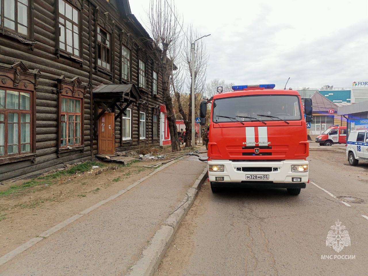 В Улан-Удэ из горящего дома спасли 5 человек