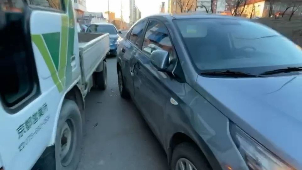 В Улан-Удэ автоледи не смогла объехать припаркованный грузовик и устроила ДТП