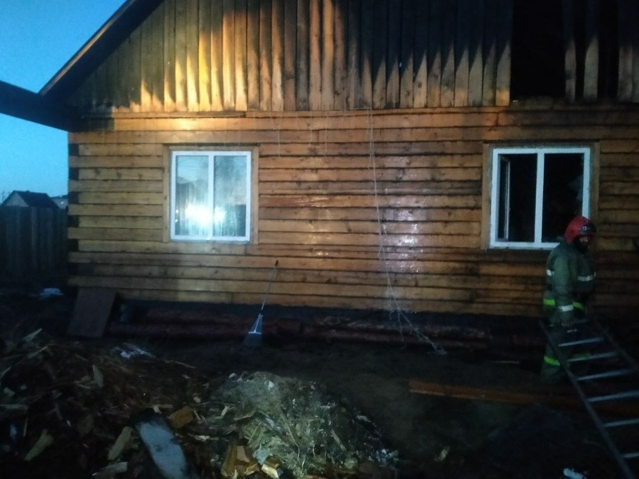 В Бурятии огонь с гаража перекинулся на дом семьи с двумя детьми