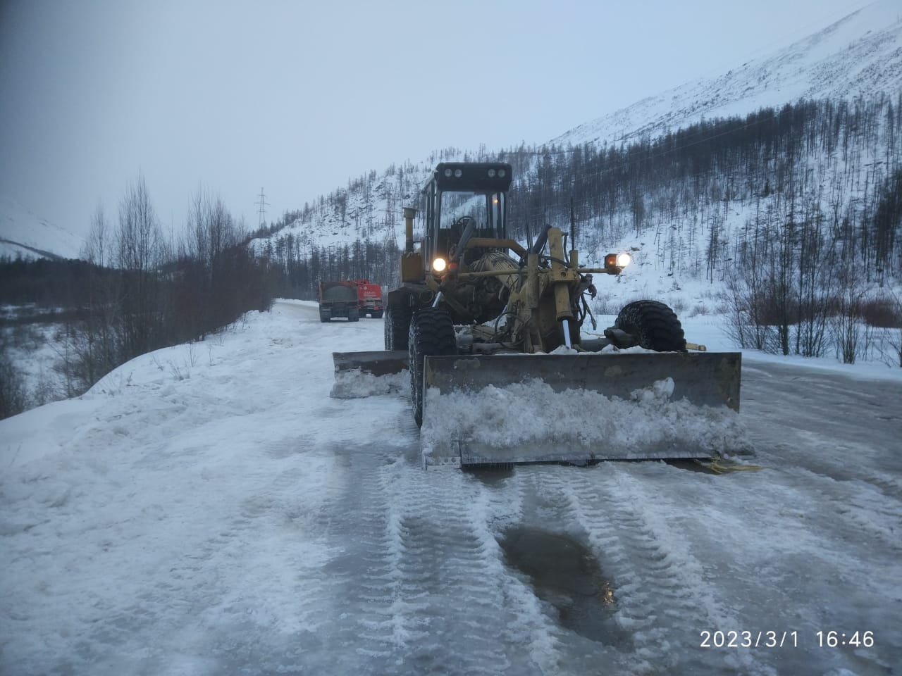 Дорожники ведут борьбу с наледью на дороге в северном районе Бурятии