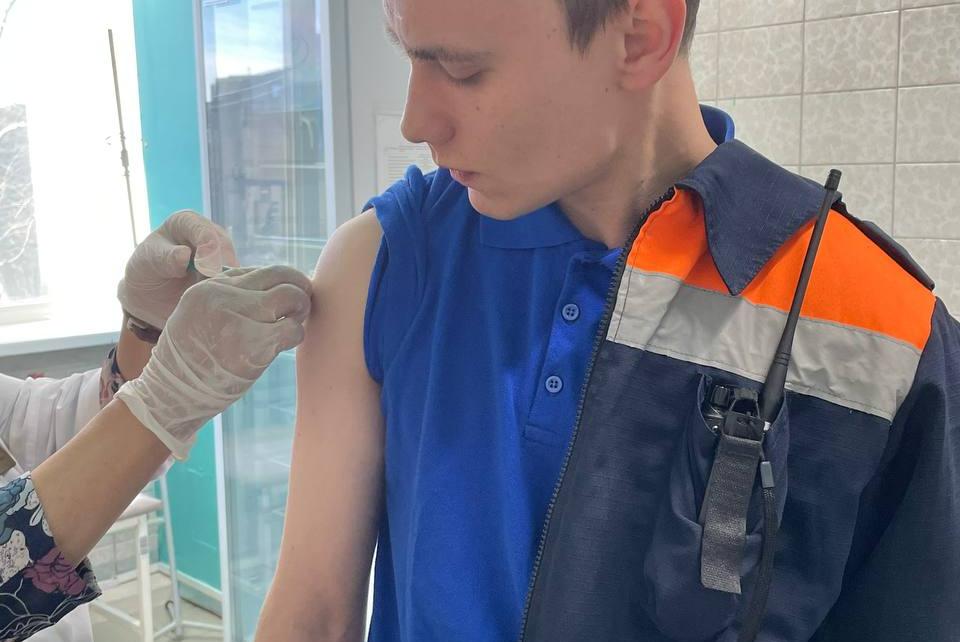 Городские спасатели вакцинировались от клещей