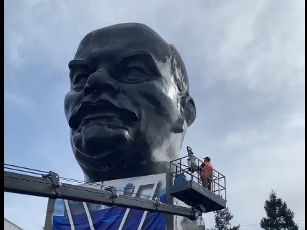 В Улан-Удэ помыли самую большую в мире скульптуру головы Ленина