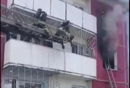 В Улан-Удэ из горящей квартиры спасли двух человек, в том числе ребенка