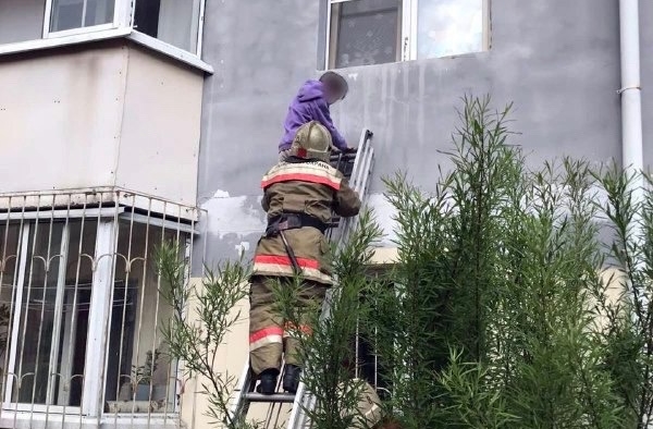 В Бурятии пожарные сняли ребенка с карниза второго этажа