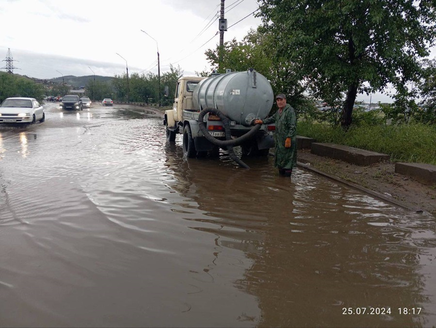 В Улан-Удэ всю ночь откачивали лужи после дождя