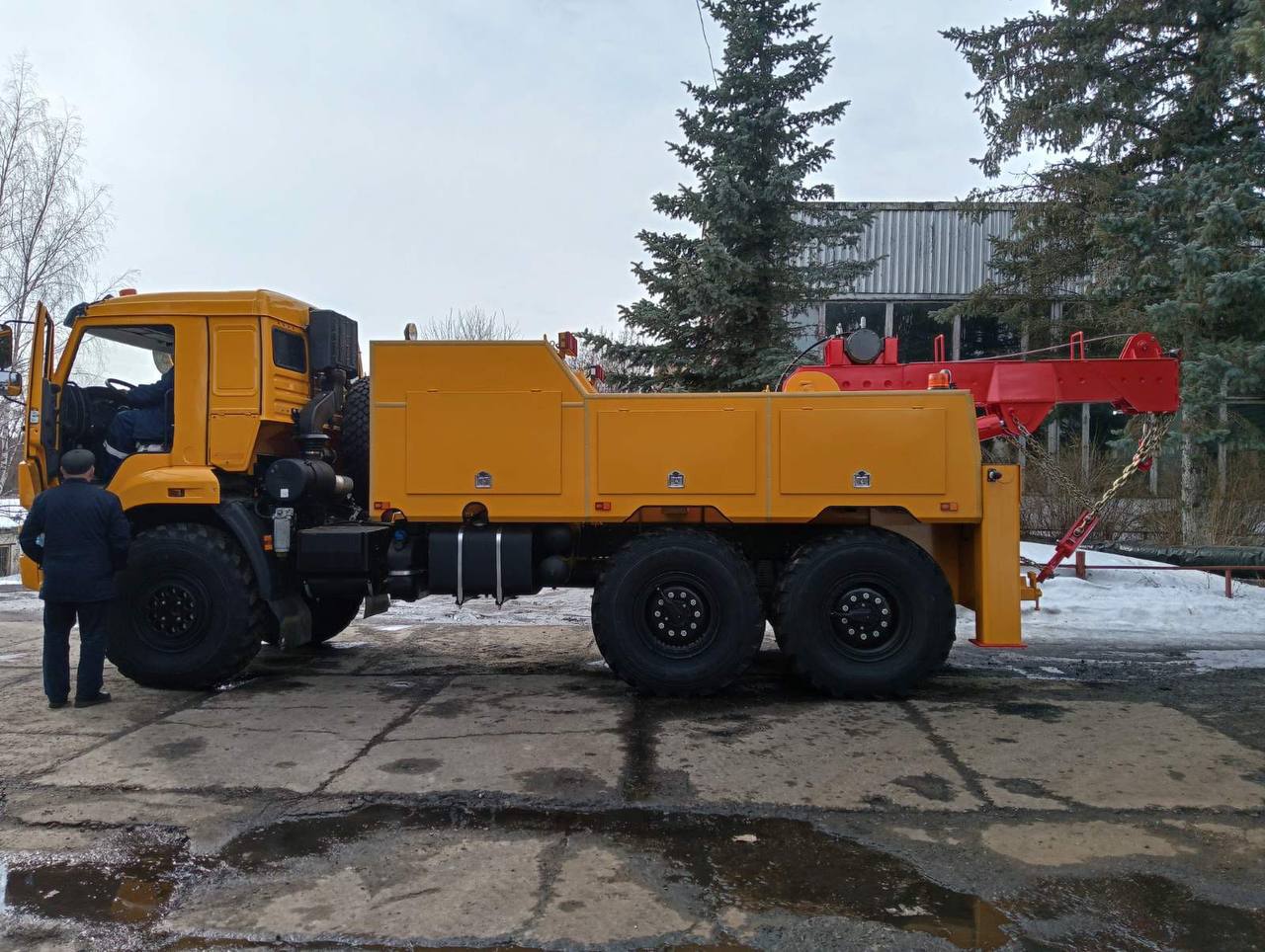 В Улан-Удэ появился специальный эвакуатор на базе КАМАЗа для трамваев 