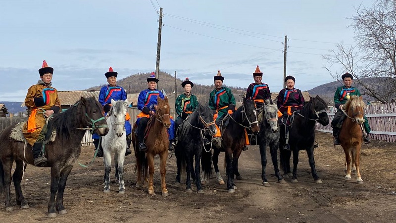 Жители Бурятии прискакали на выборы на конях