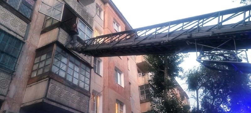 В Бурятии спасли с карниза балкона девушку
