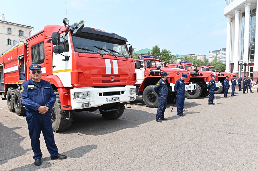 Пожарным и спасателям Бурятии вручили ключи от новой спецтехники