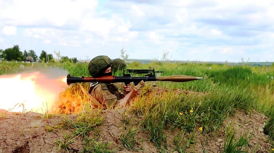 В Бурятии военные на полигоне проводят стрельбы из гранатометов