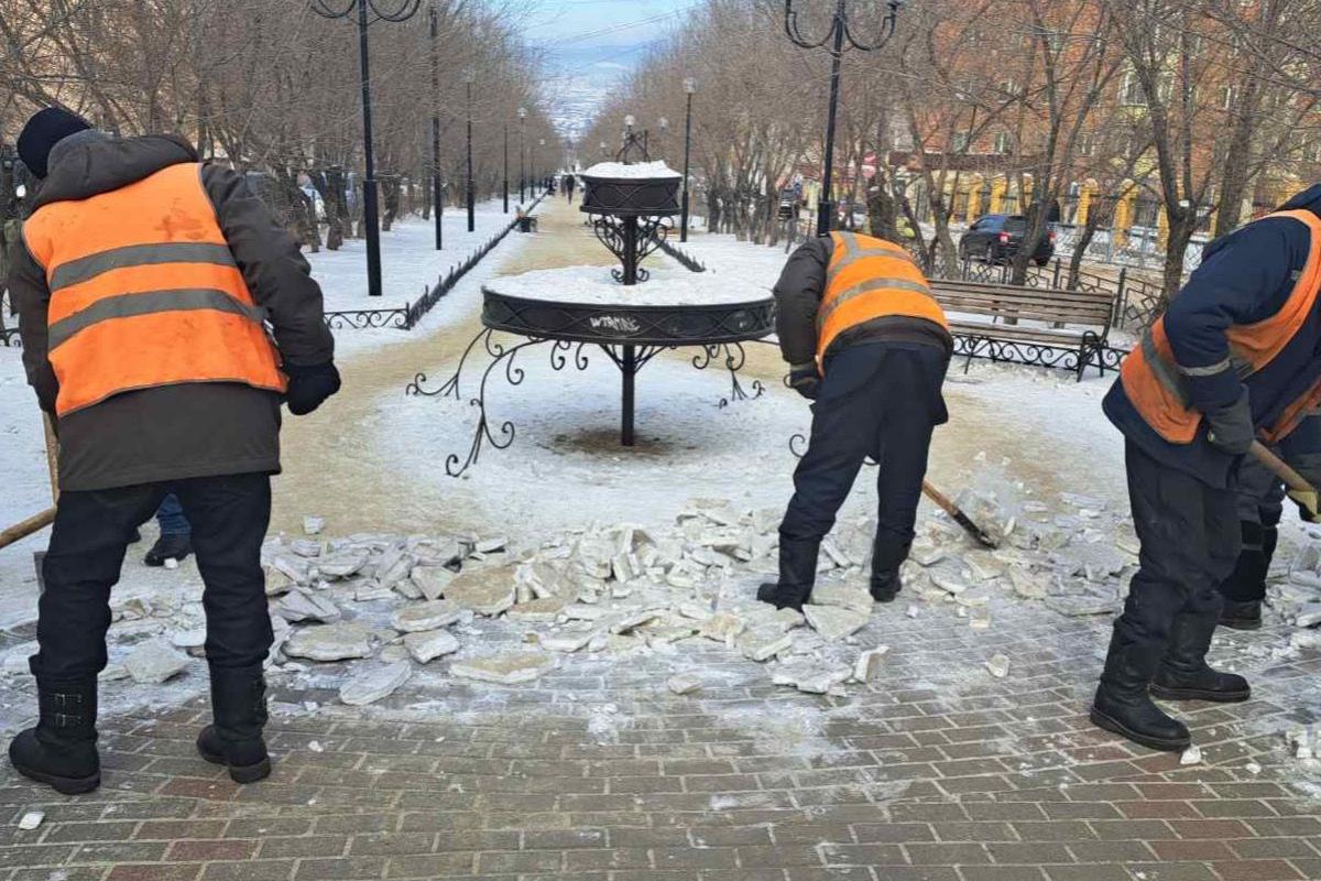 В Улан-Удэ 120 уборщиков вручную очищают тротуары от снега и наледи