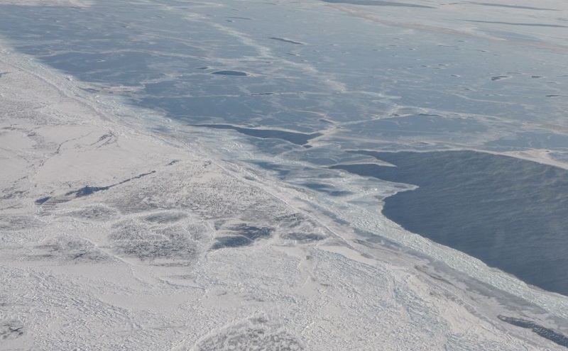 На Байкале спасают  рыбаков на льдине 