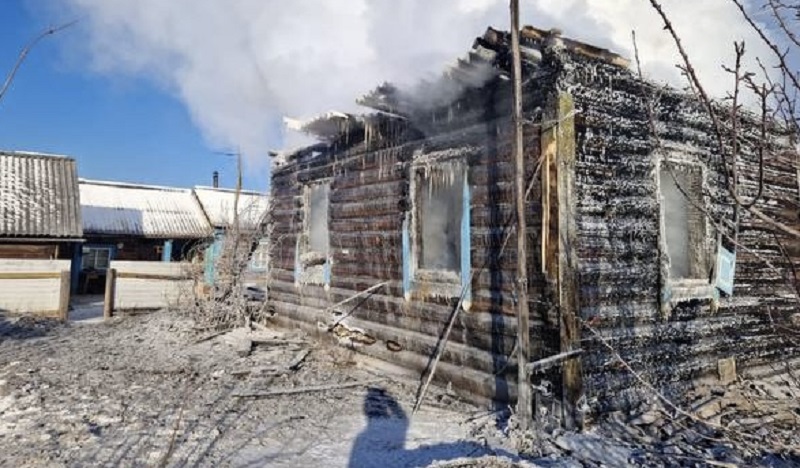 В Бурятии все еще ищут тело мужчины в сгоревшем доме