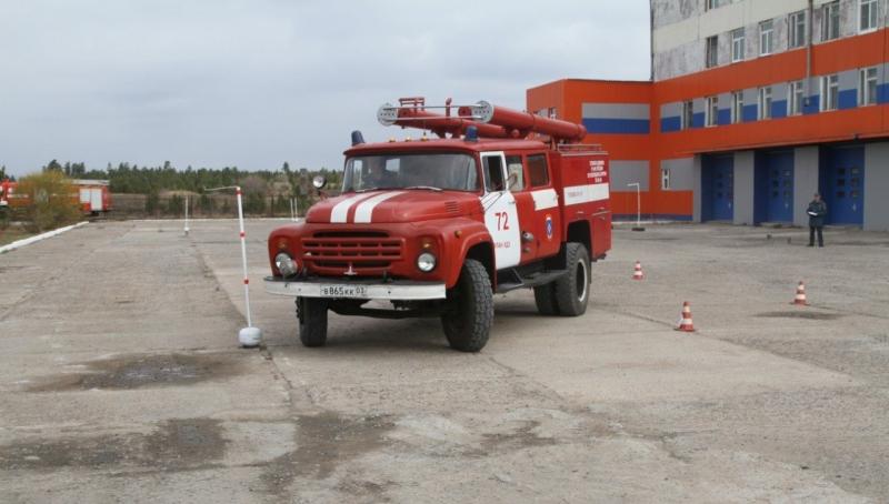 В МЧС Бурятии выбрали лучшего водителя пожарного автомобиля