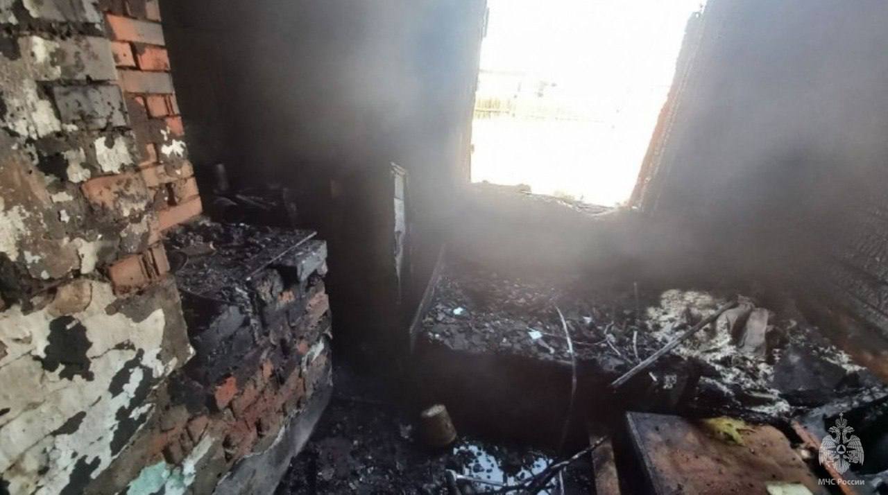 В Улан-Удэ из горящего дома спасли мужчину с ожогами и отравлением