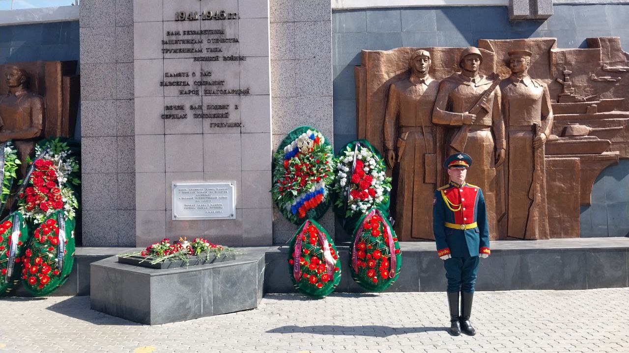 Первые лица Бурятии и военные возложили цветы к памятнику Рокоссовского и вечному огню Мемориала Победы