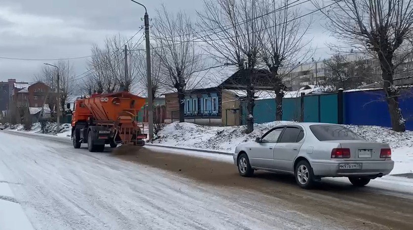 Комбинат по благоустройству продолжает бороться со снегопадом в Улан-Удэ
