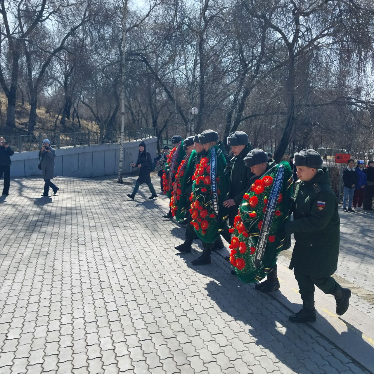 Первые лица Бурятии и военные возложили цветы к памятнику Рокоссовского и  вечному огню Мемориала Победы - новости Бурятии и Улан-Удэ