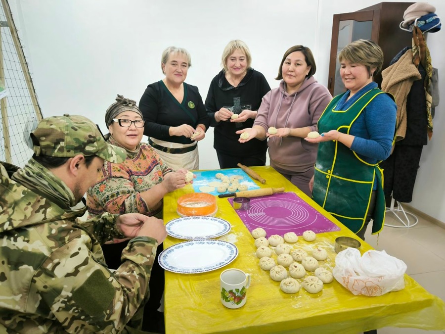Бойцы СВО из Якутии научились лепить буузы
