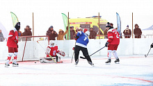 На Байкале звезды мирового спорта сыграли в хоккей 
