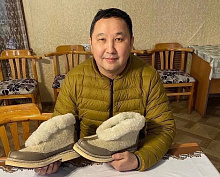 «Самоучка-профессионал»: Как мастер по пошиву обуви бережно хранит тепло ног жителей Бурятии