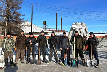Росгвардейцы и школьники в Бурятии убрали от снега военный мемориал