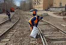 В Улан-Удэ горожане завалили трамвайные пути окурками и мусором