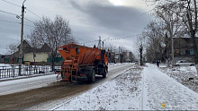 В Улан-Удэ после снегопада более 100 улиц подсыпали песком