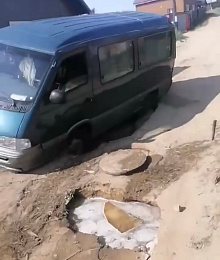 В Улан-Удэ спасают провалившийся в яму автомобиль