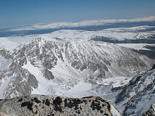 Спасатели Бурятии в метель эвакуируют тела погибших в горах туристов