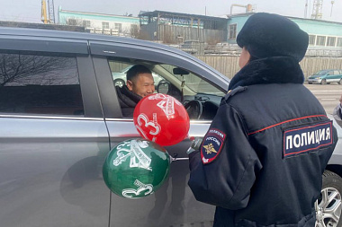 «Женский патруль» вышел на дороги Улан-Удэ поздравлять мужчин