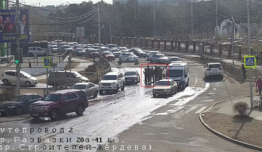 «Вода из-под асфальта»: Рабочая неделя в Улан-Удэ началась с коммунальной аварии 