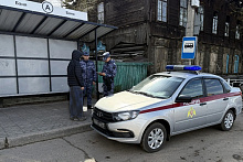 В Улан-Удэ злостный неплательщик алиментов хотел выпить на остановке, но его задержали росгвардейцы