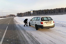 В Бурятии гаишники помогли водителю сломавшегося автомобиля и его семье не замерзнуть на трассе