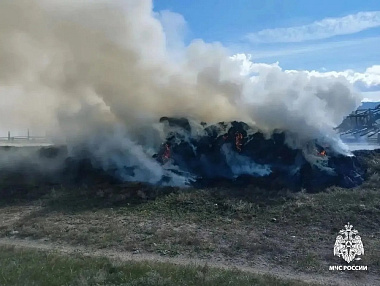 В Бурятии прямо в тракторе сгорело сено