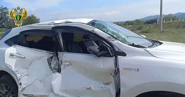 В Бурятии водитель автомобиля не пострадал после столкновения с поездом