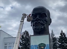 Голову Ленина бережно моют на главной площади Улан-Удэ